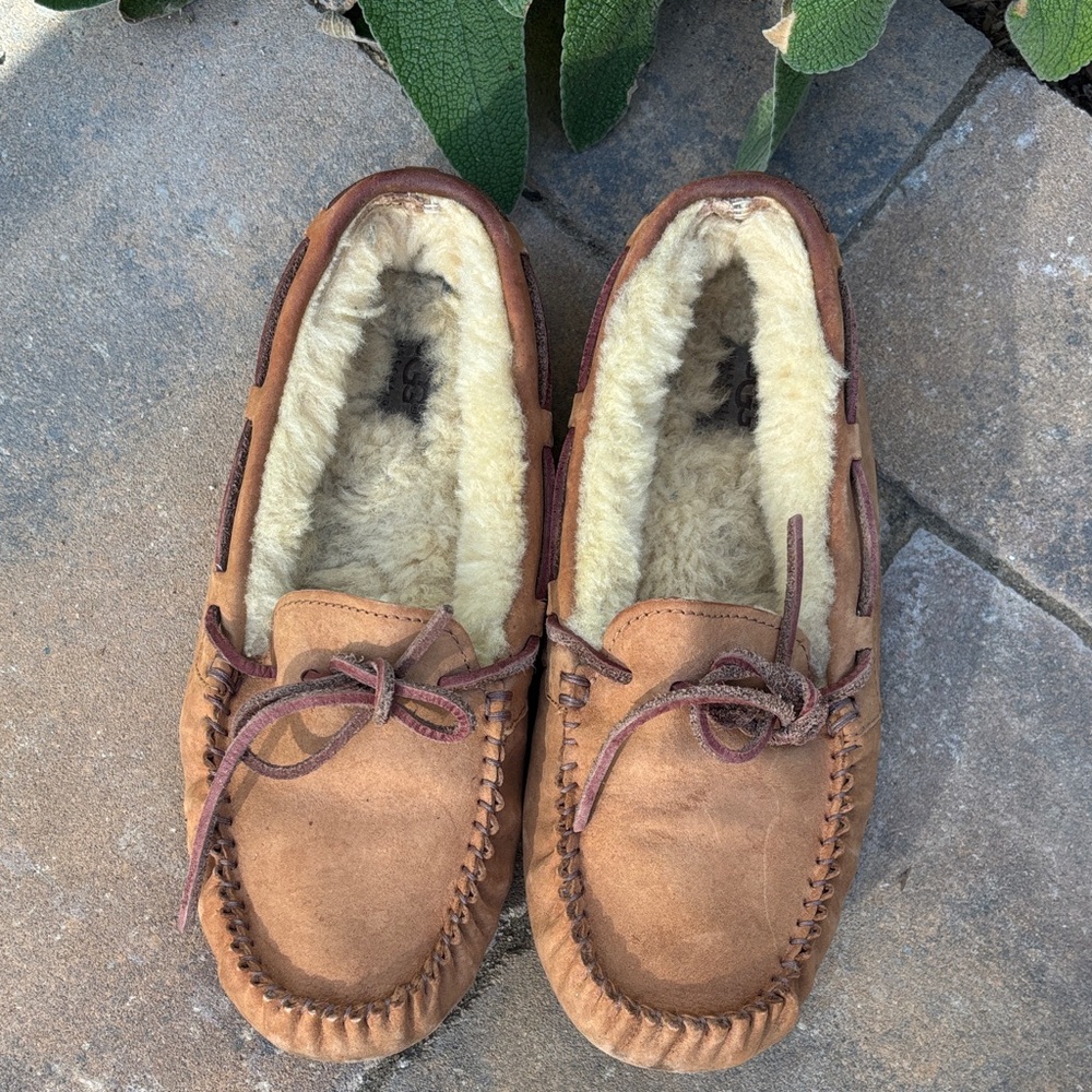 UGG Dakota Moccasin‎ Slippers with Soft Lining - Picture 4 of 9